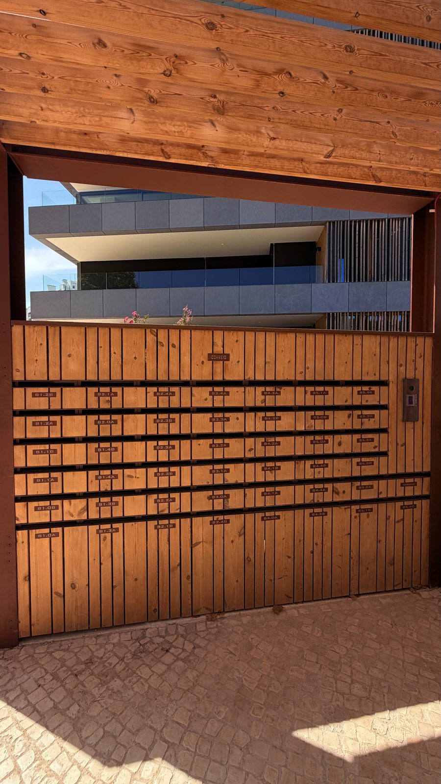 Detalhe dos brises solares em madeira que revestem as varandas