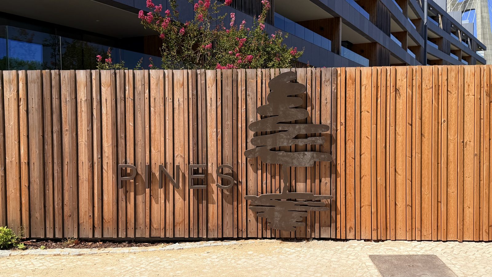 Pines Urban Resort — fachadas ripadas em madeira termo-modificada no Parque das Nações, Lisboa