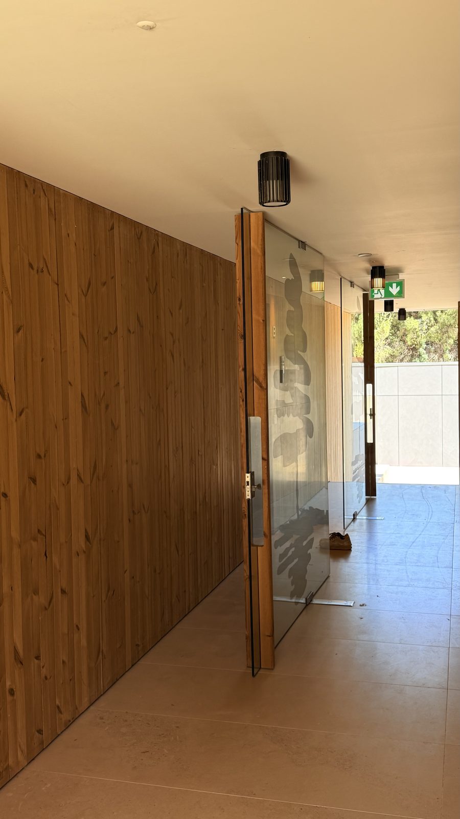 Clubhouse do condomínio Pines com revestimento em madeira ripada