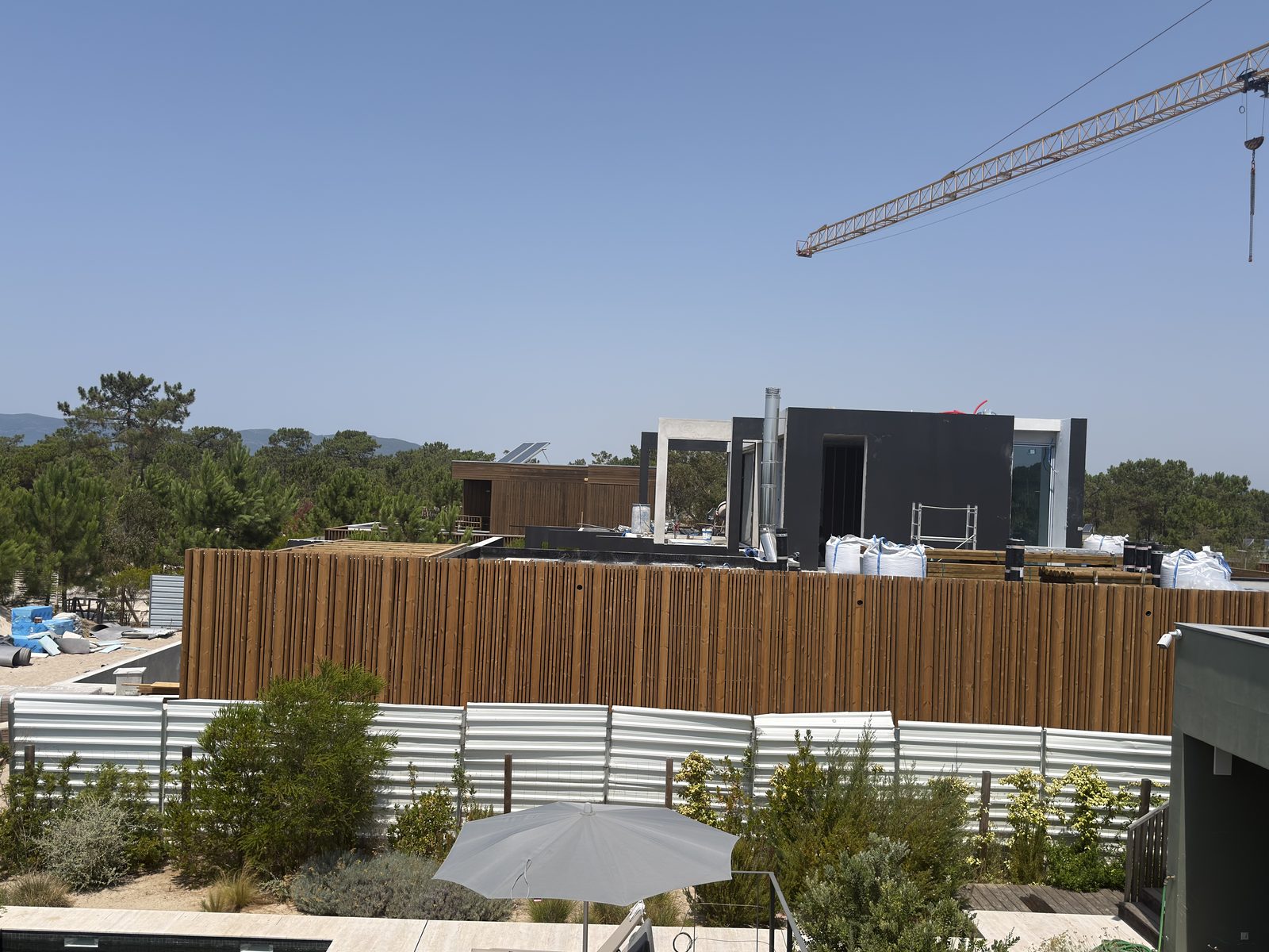 Instalação em curso de caixote em rooftop para reservatório técnico