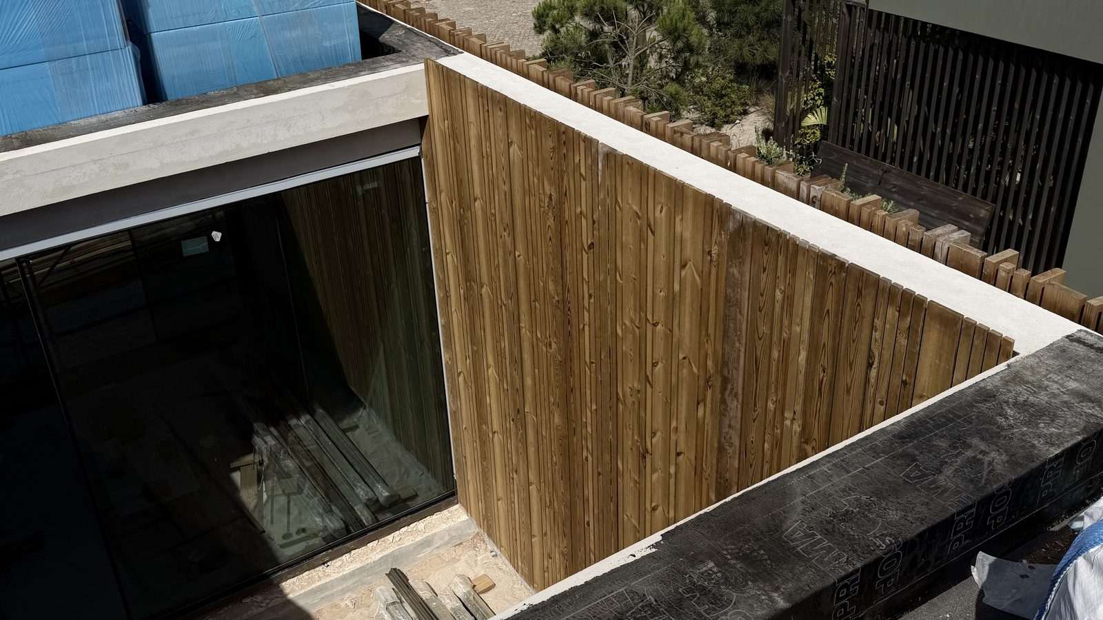 Detalhe do encaixe estrutural com parafusos em aço inox nas treliças de madeira