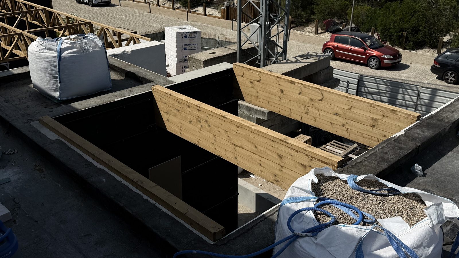 Detalhe da triangulação estrutural com conexão metálica visível
