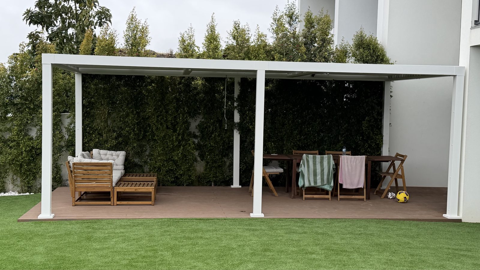 Technical enclosure em rooftop revestido em madeira ripada horizontal